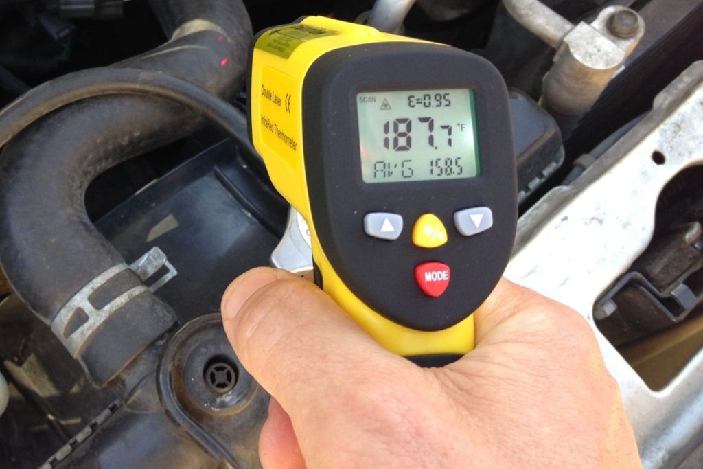 automotive diagnostics: measuring coolant temperature in car with temperature gun eT650D