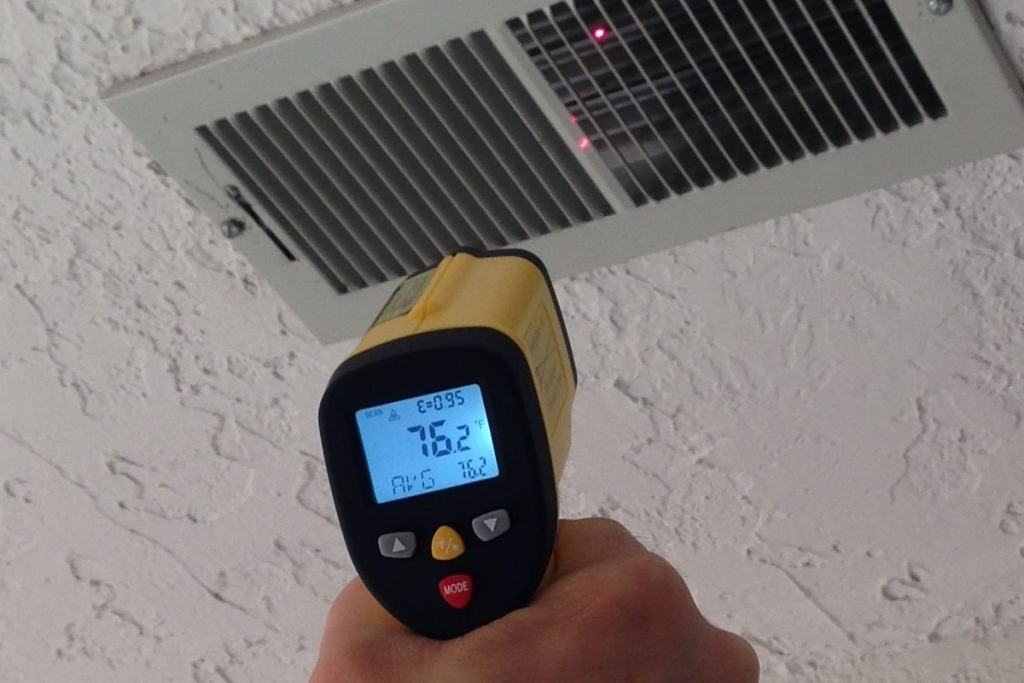 measuring heating vent temperature with the ennoLogic temperature gun eT650D