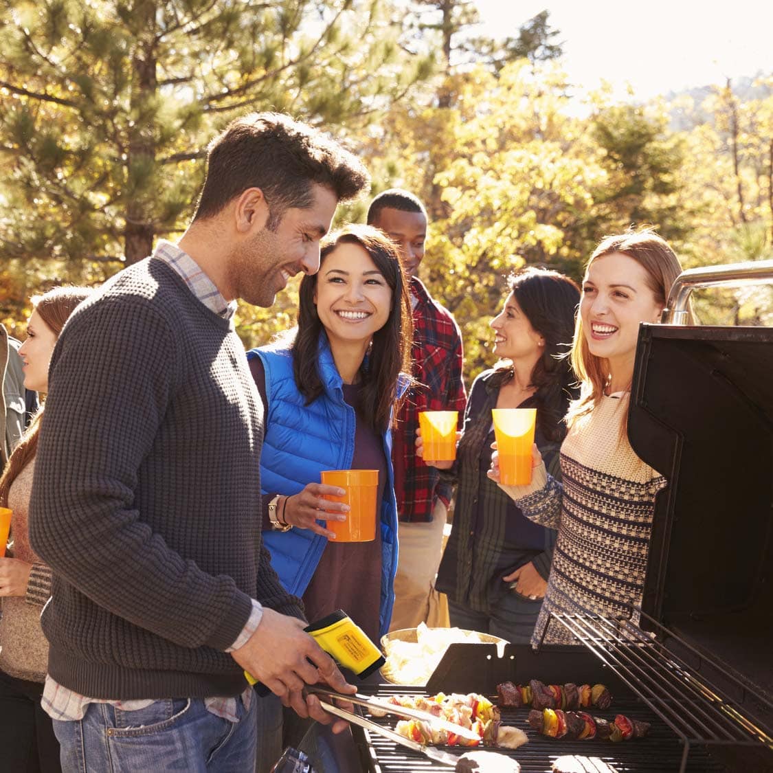 measuring grill temperature with ennoLogic infrared thermometer